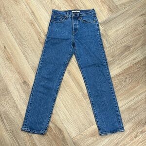 🌸3 for $20 or 5 for $30 Levi’s wedgie straight jeans